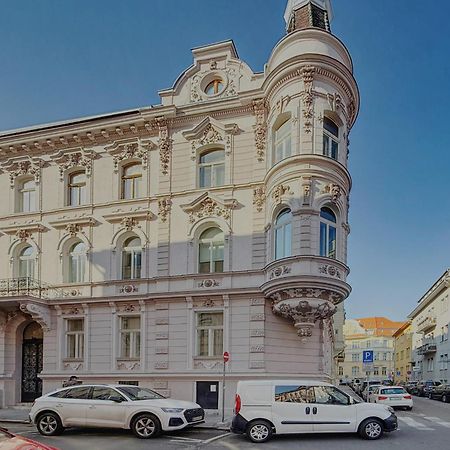 Beautiful Condo At The Old Town Bratislava Esterno foto