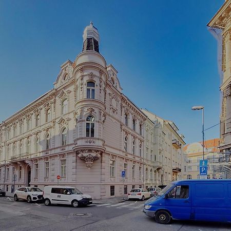 Beautiful Condo At The Old Town Bratislava Esterno foto