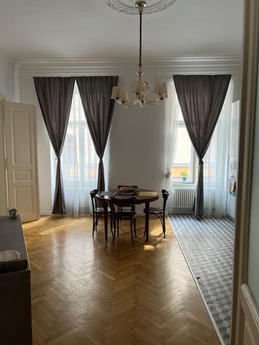Beautiful Condo At The Old Town Bratislava Esterno foto