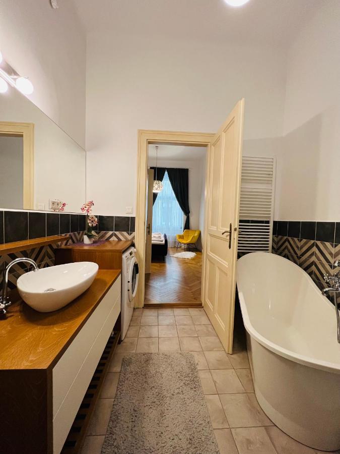 Beautiful Condo At The Old Town Bratislava Esterno foto